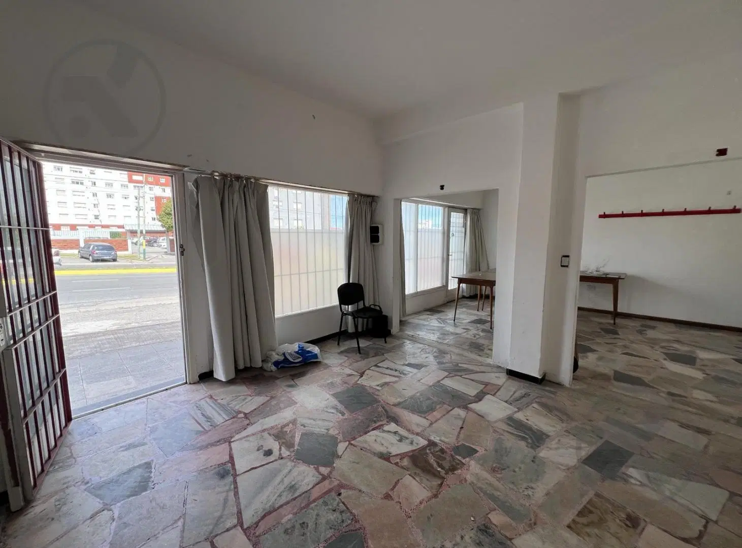 Amplio local comercial en Alquiler sobre Av Edison casi J B Justo 5