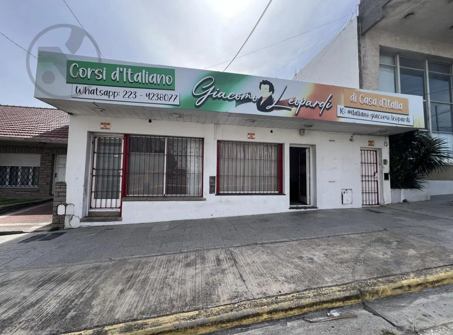 Amplio local comercial en Alquiler sobre Av Edison casi J B Justo 1