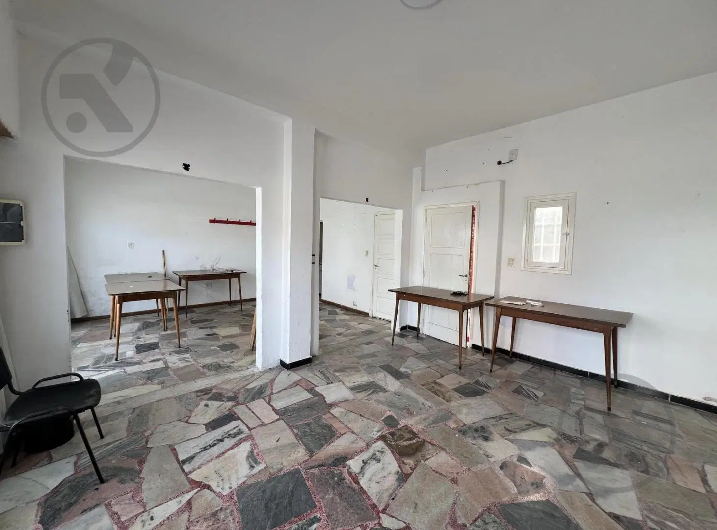 Amplio local comercial en Alquiler sobre Av Edison casi J B Justo 4