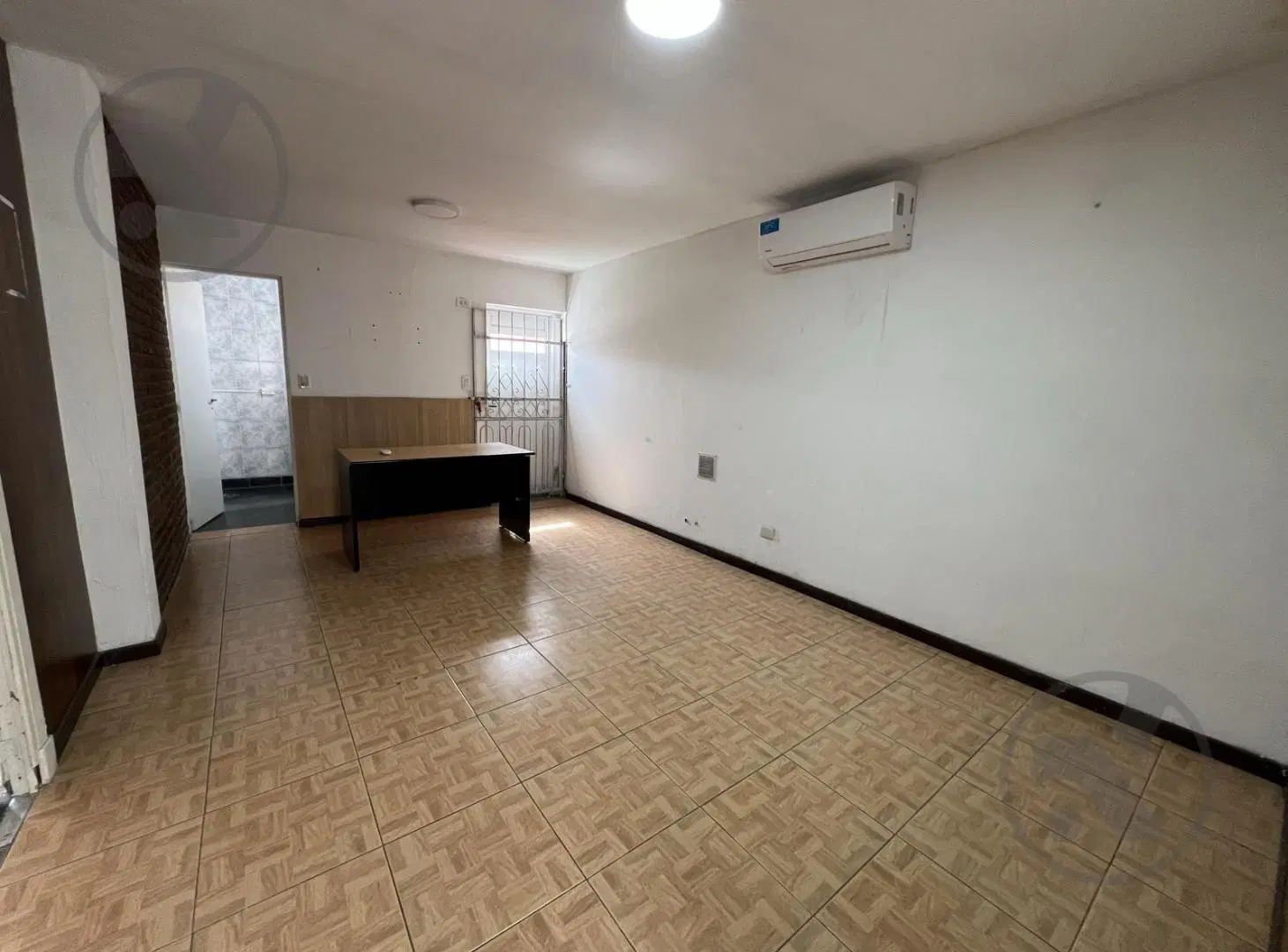 Alquiler Comercial LOCAL con OFICINAS sobre Av Edison casi Juan B Justo 2