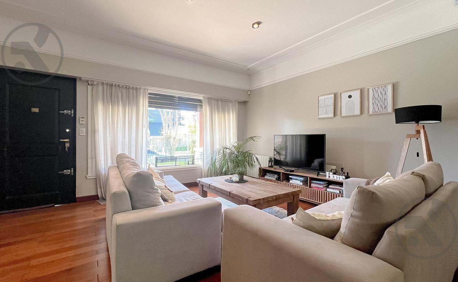 Foto de VENTA | CHALET DE 5 AMBIENTES CON PIEDRA MAR DEL PLATA | LOS TRONCOS, imagen 2