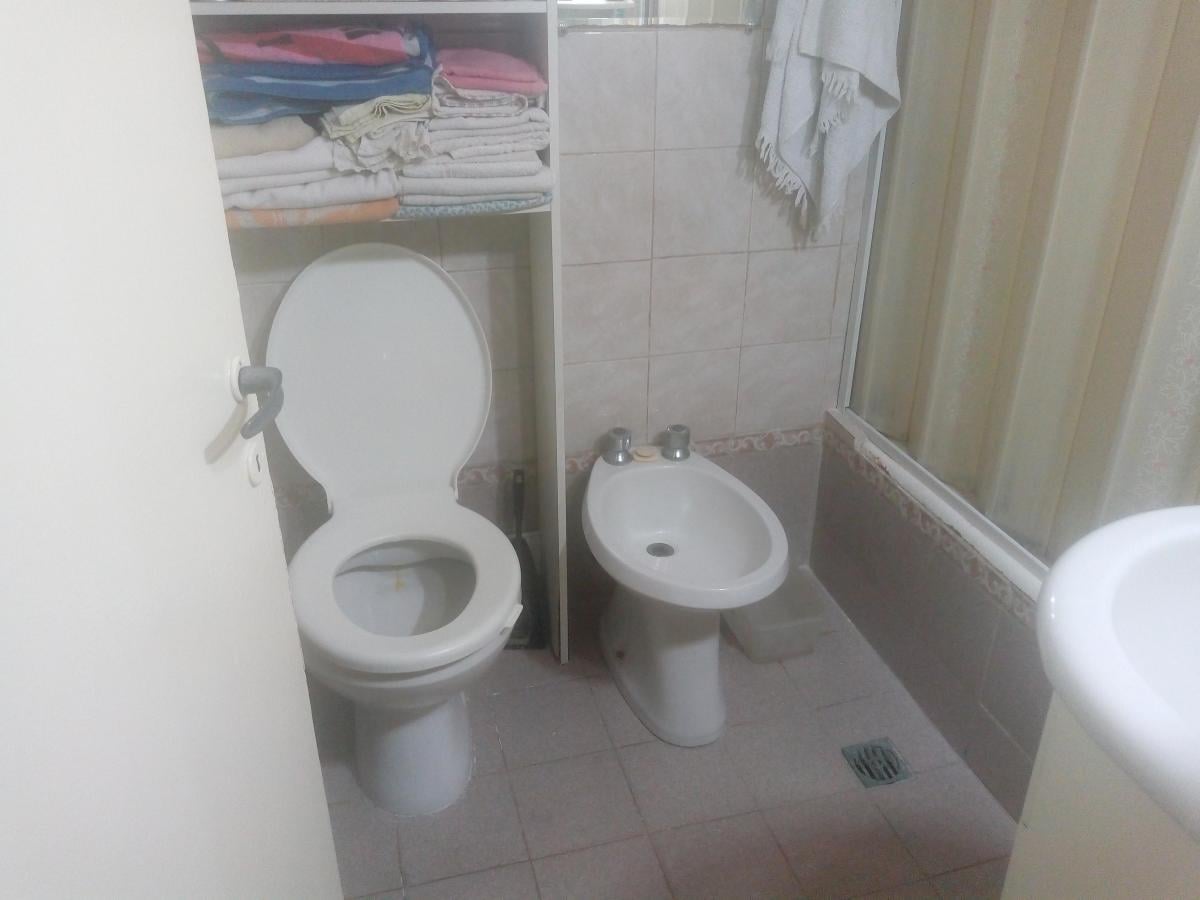 Departamento de 2 Ambientes con Patio Cubierto, sobre Avenida