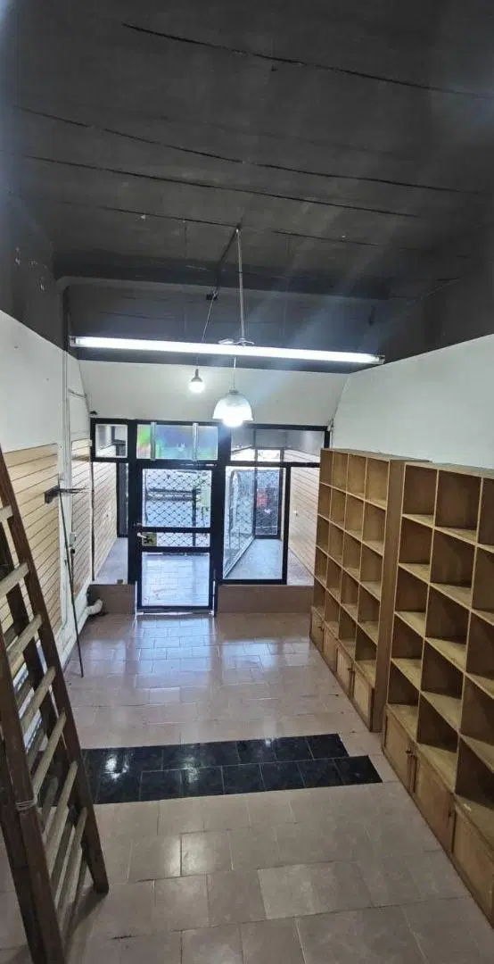 RESERVADO - Local sobre av San Martin, con dos vidrieras, entrepiso y deposito 5