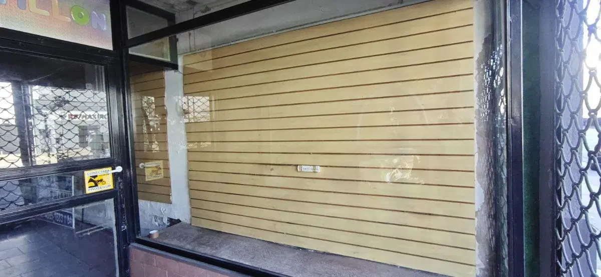 RESERVADO - Local sobre av San Martin, con dos vidrieras, entrepiso y deposito 3