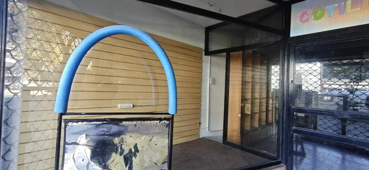 RESERVADO - Local sobre av San Martin, con dos vidrieras, entrepiso y deposito 4