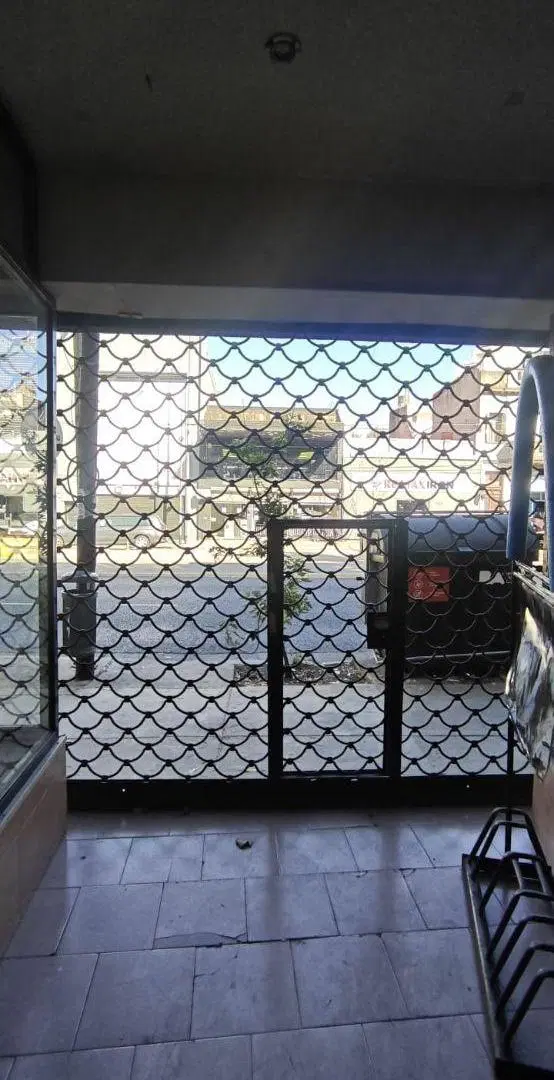 RESERVADO - Local sobre av San Martin, con dos vidrieras, entrepiso y deposito 1