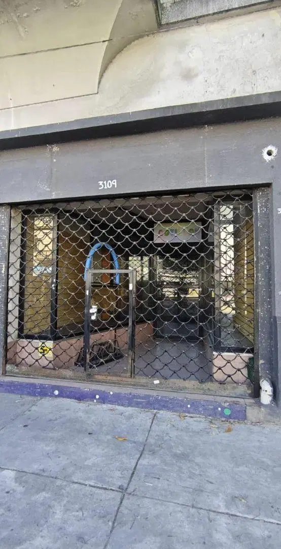 RESERVADO - Local sobre av San Martin, con dos vidrieras, entrepiso y deposito 2