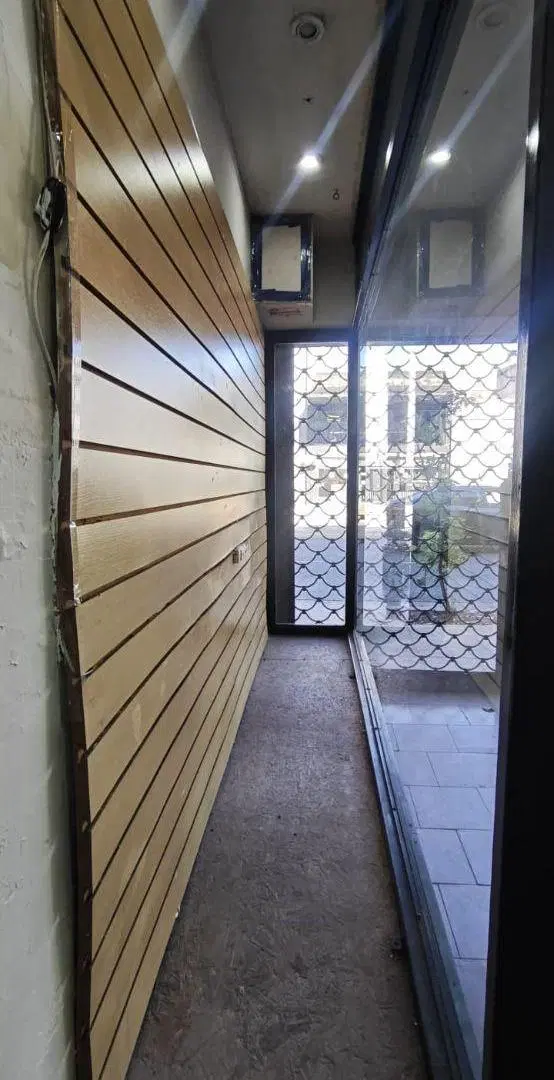 RESERVADO - Local sobre av San Martin, con dos vidrieras, entrepiso y deposito 5