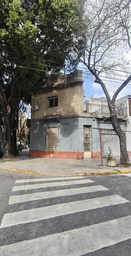 Terreno en esquina 10,30x9,50 con local y vivienda a refaccionar 8