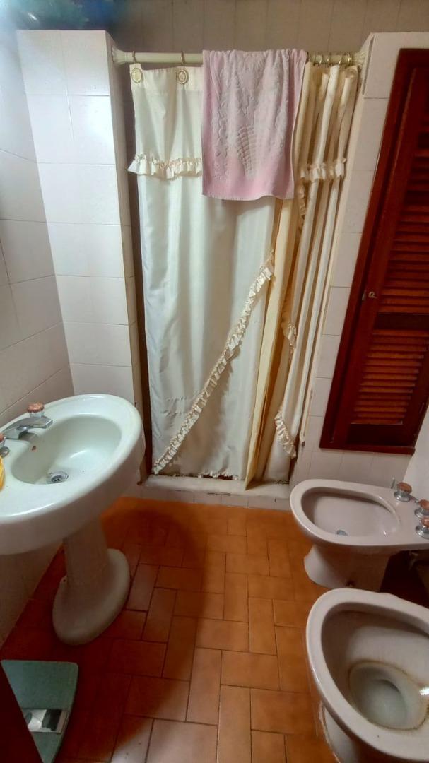 Casa con Amplio Fondo y Quincho en Venta 2