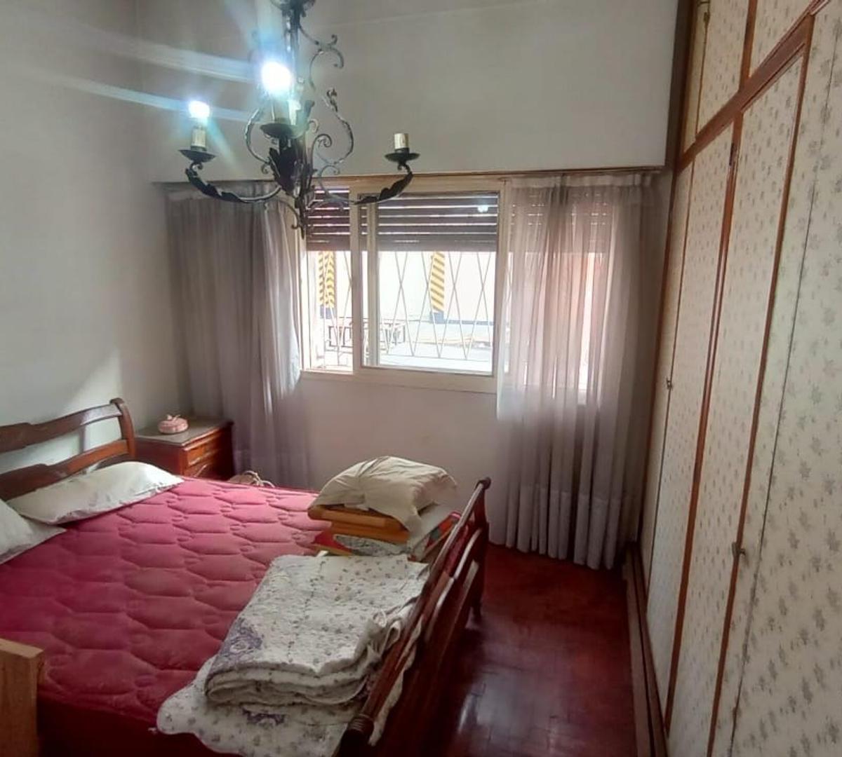 Casa con Amplio Fondo y Quincho en Venta 4