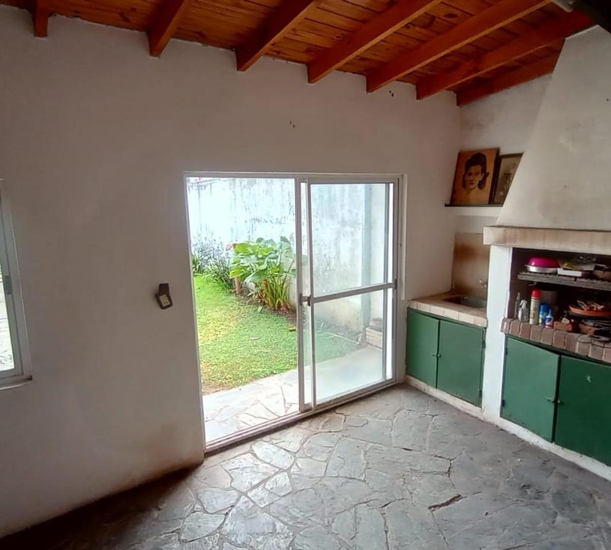 Casa con Amplio Fondo y Quincho en Venta 3
