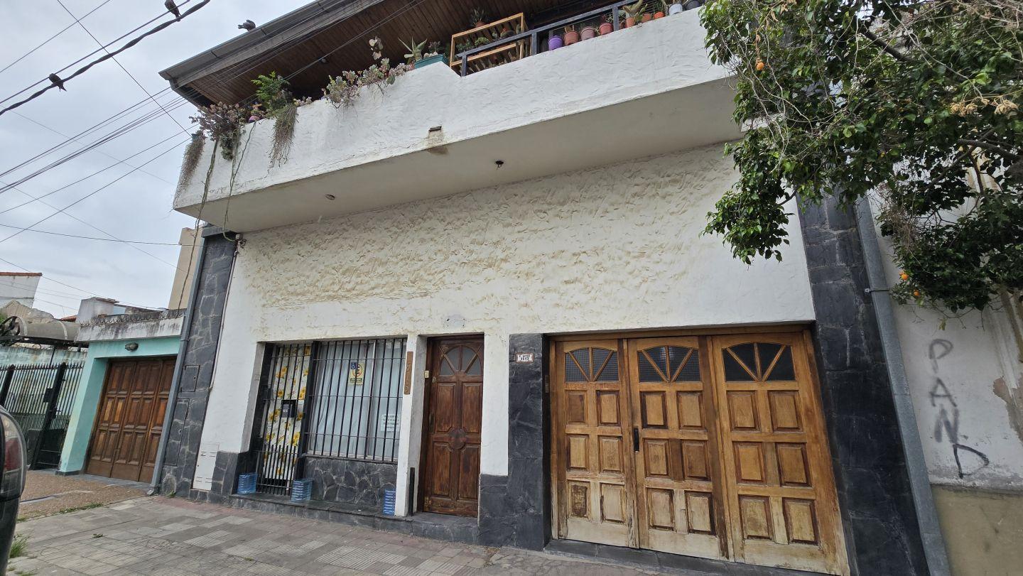 Departamento con Local en planta baja Oportunidad vivienda y comercial