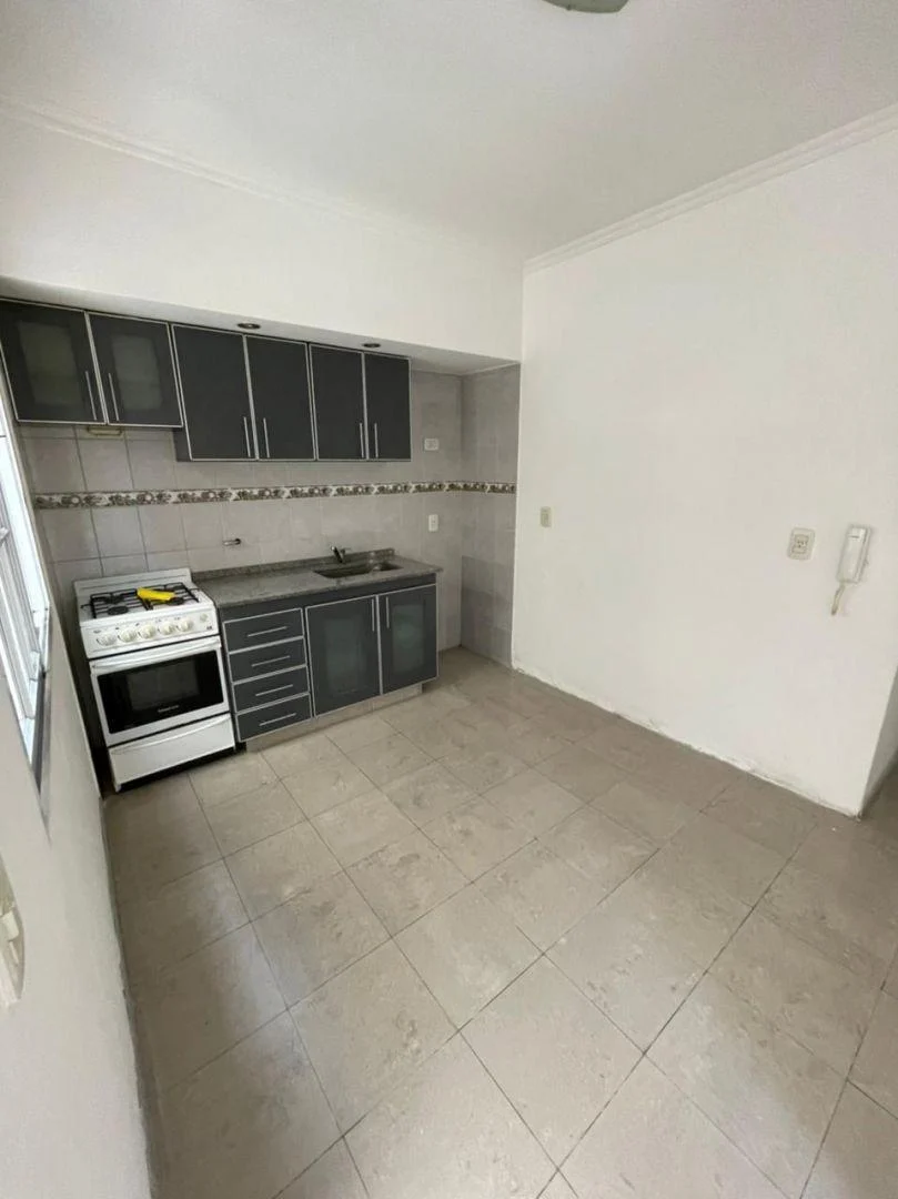 Foto de Dpto 2 ambientes con patio y a metros de Av. H. Yrigoyen en Lanús!!, imagen 4