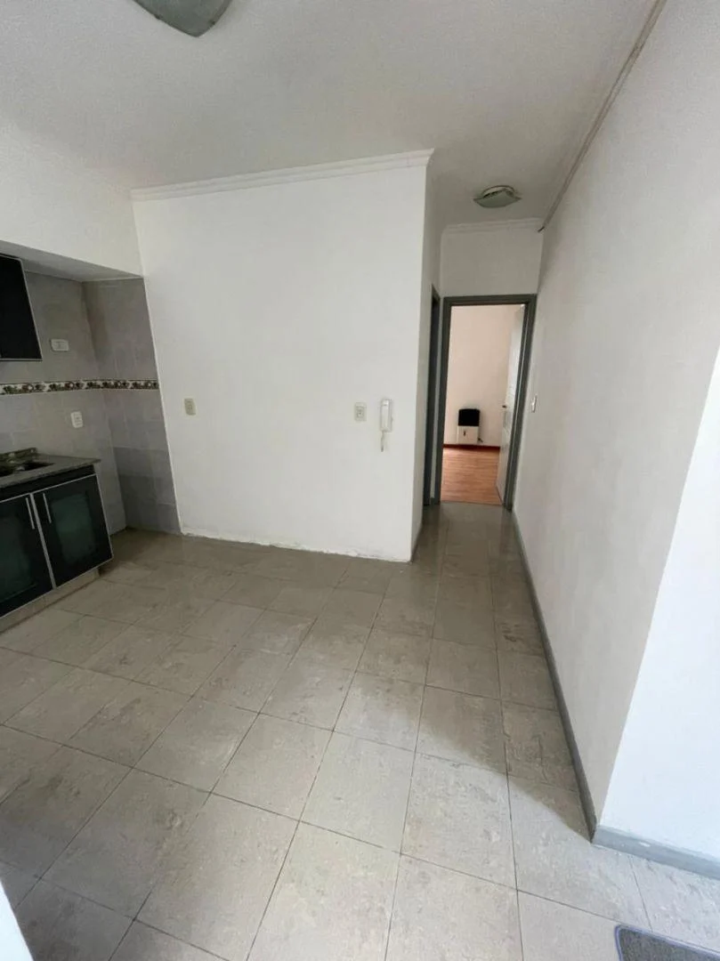 Dpto 2 ambientes con patio y a metros de Av. H. Yrigoyen en Lanús!!