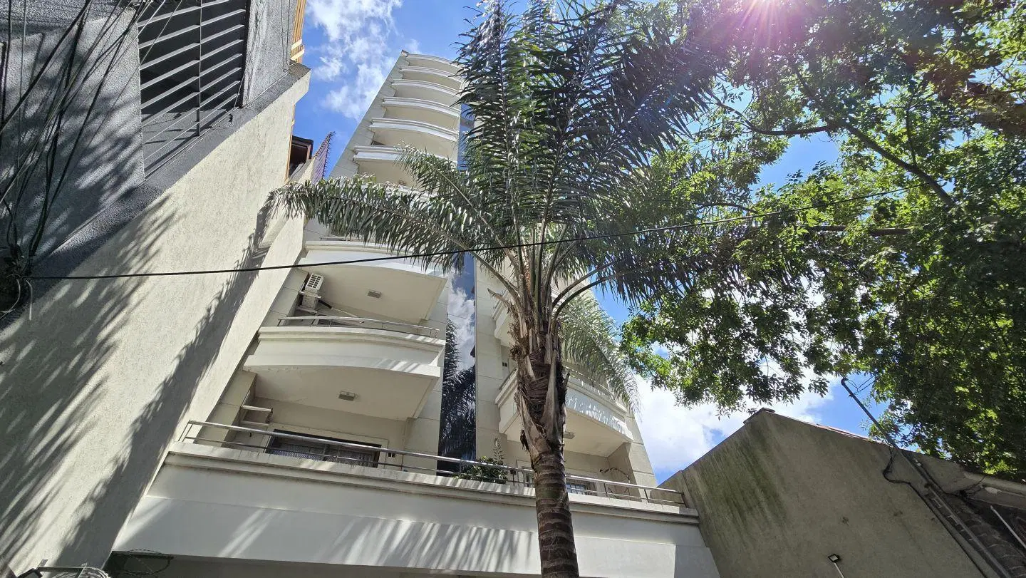Departamento dos ambientes con balcon al frente y al contrafrente en alquiler 3