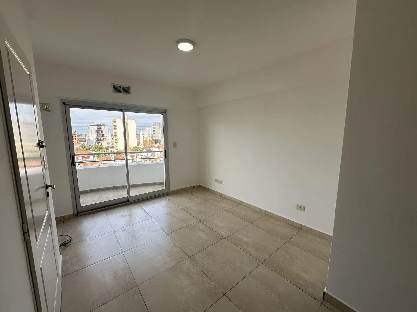Departamento dos ambientes con balcon al frente y al contrafrente en alquiler 1