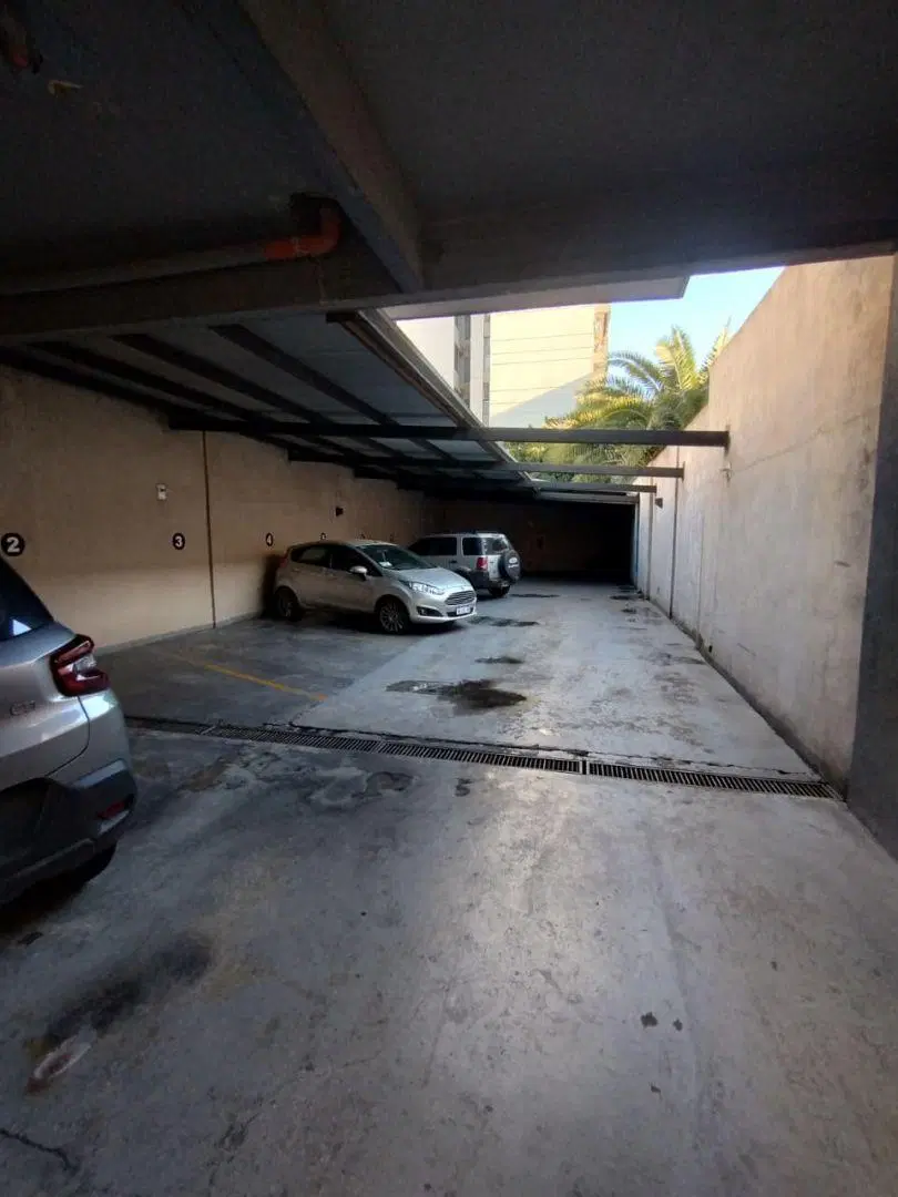 Cochera semicubierta a 4 cuadras de la estación de Lanús Este! 4