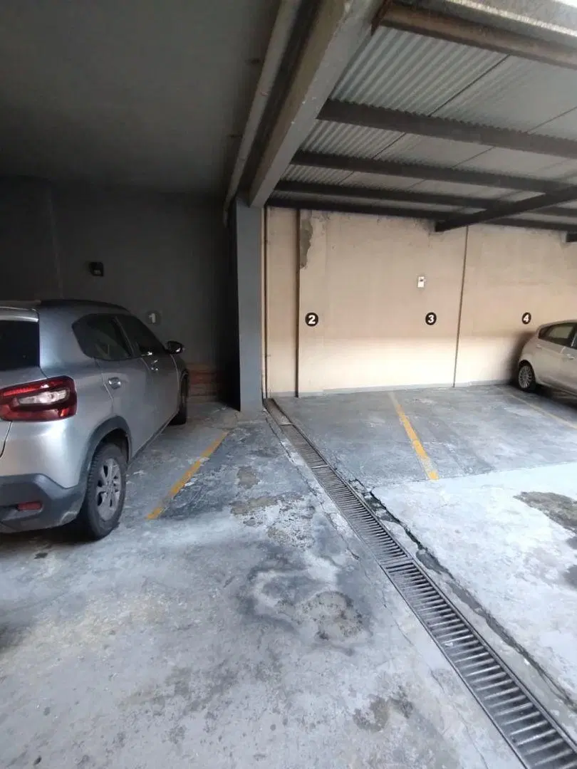 Cochera semicubierta a 4 cuadras de la estación de Lanús Este! 3