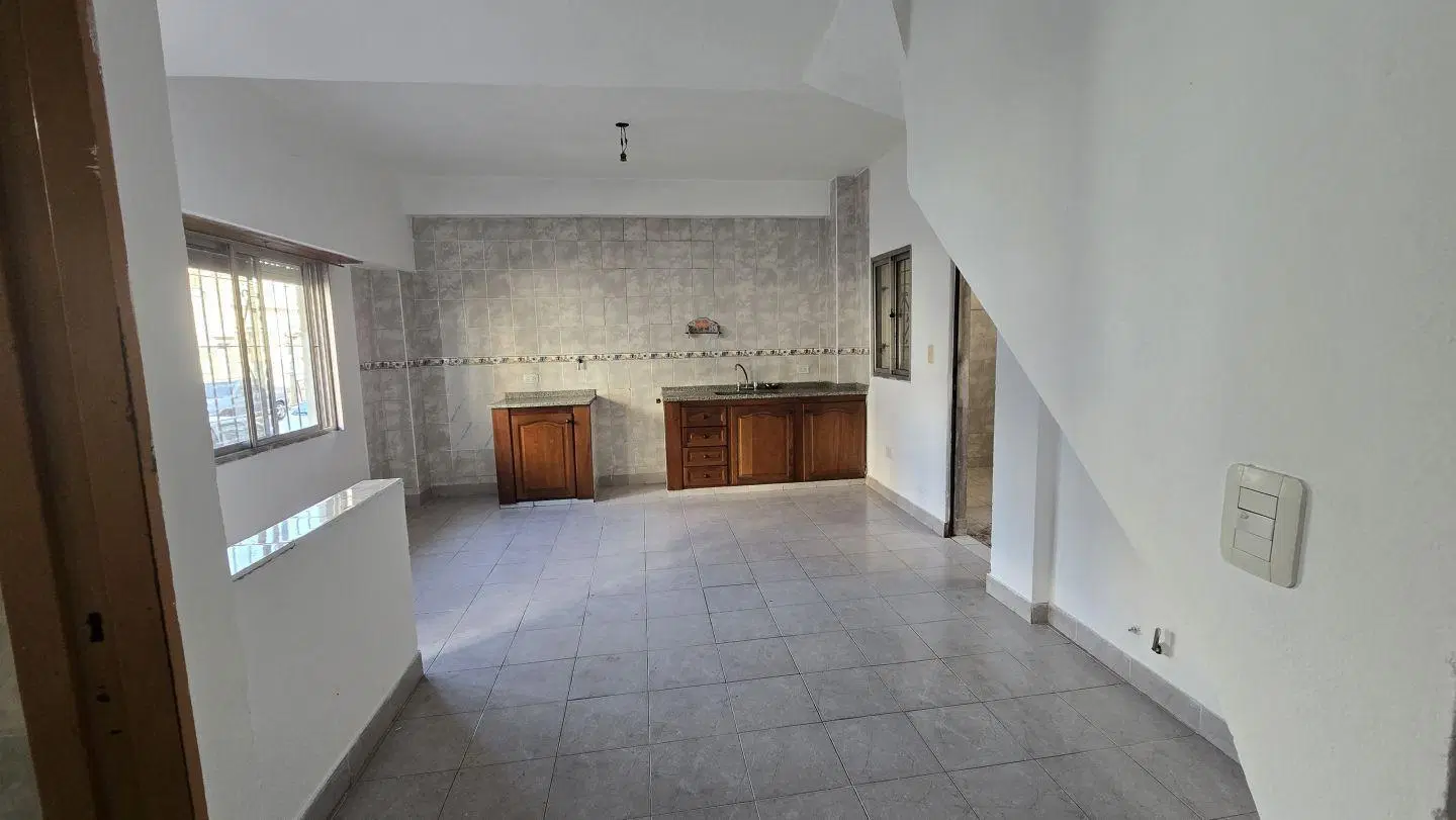 Departamento en alquiler al frente duplex muy espacioso con patio 1