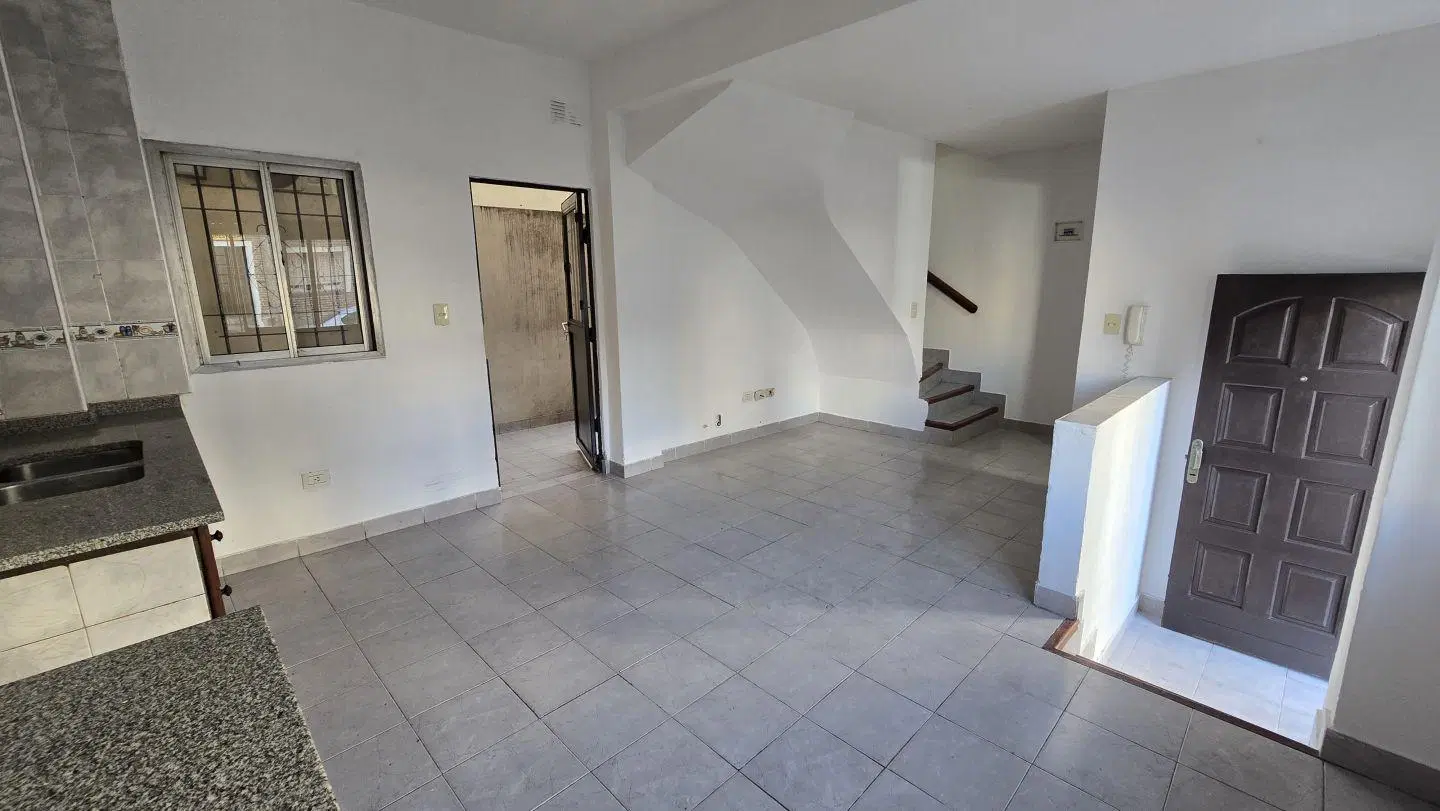 Departamento en alquiler al frente duplex muy espacioso con patio 5