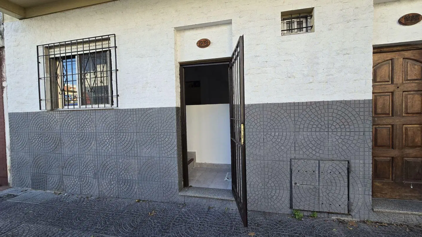 Departamento en alquiler al frente duplex muy espacioso con patio 4