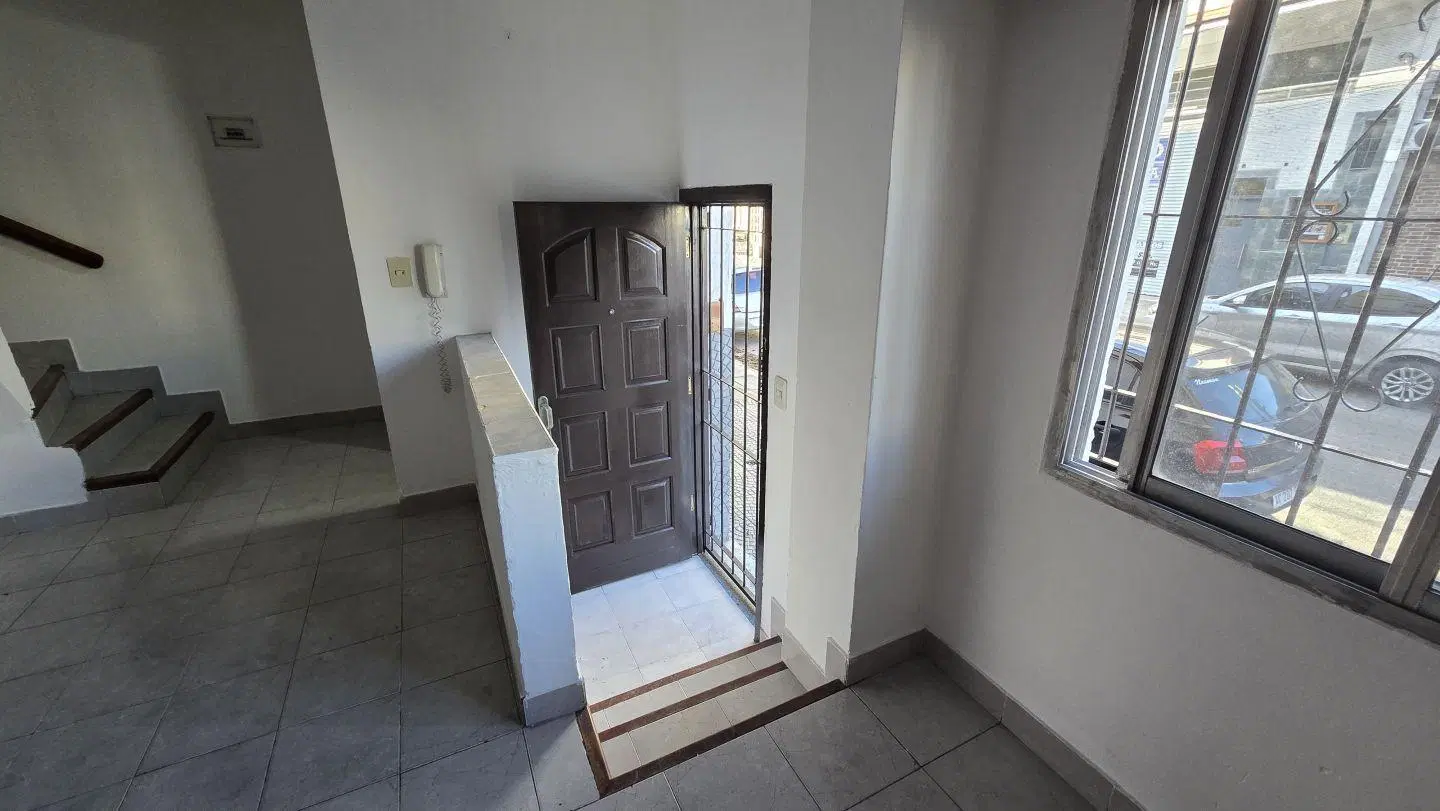 Departamento en alquiler al frente duplex muy espacioso con patio 2