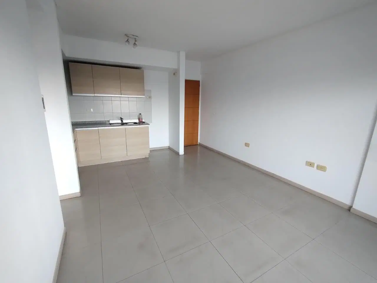 Dpto 2 AMBIENTES en muy buena ubicación de Lanús Este!!! Excelente estado!!! 5