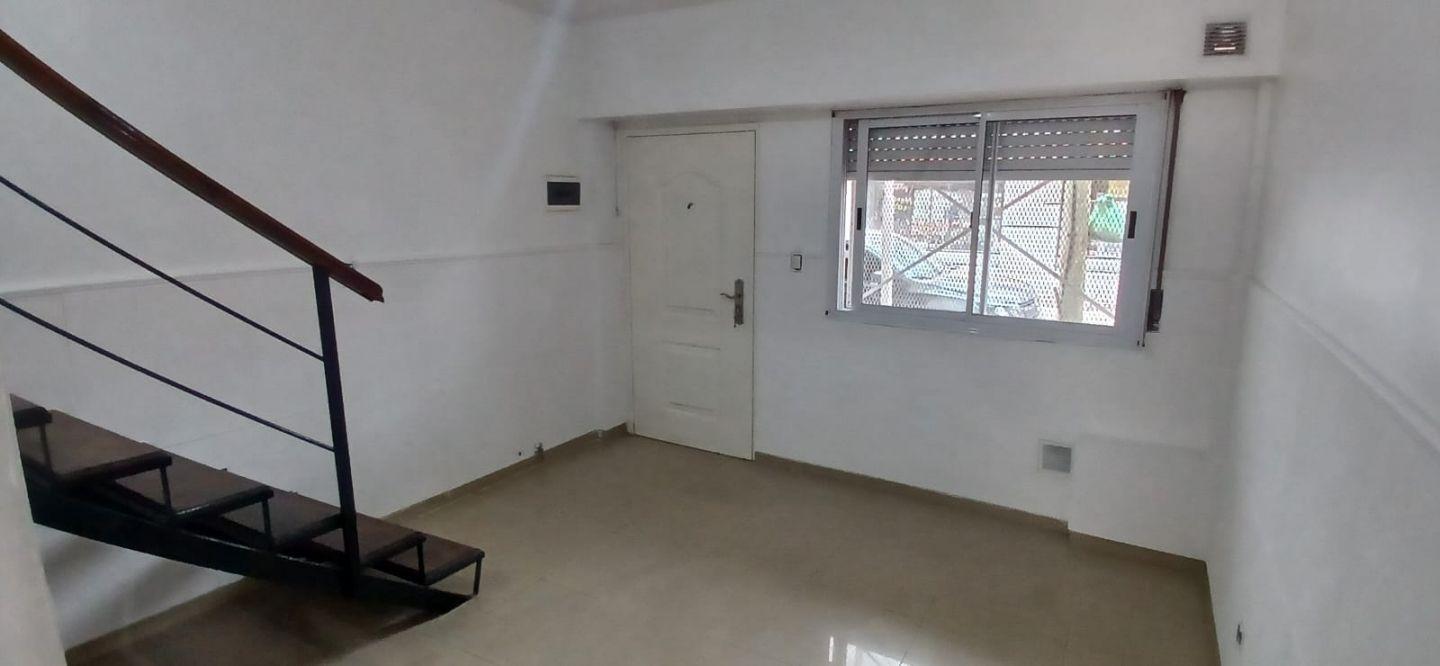 Foto de DUPLEX 3 ambientes con patio y cochera en Valentin Alsina! EXCELENTE, imagen 3