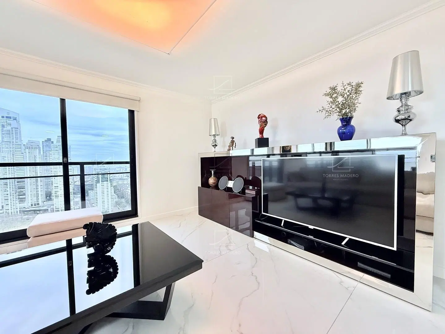 BAJO DE PRECIO - RIVER VIEW SEMIPISO DE 3 DORMITORIOS EN SUITE - 2 COCHERAS ! 4