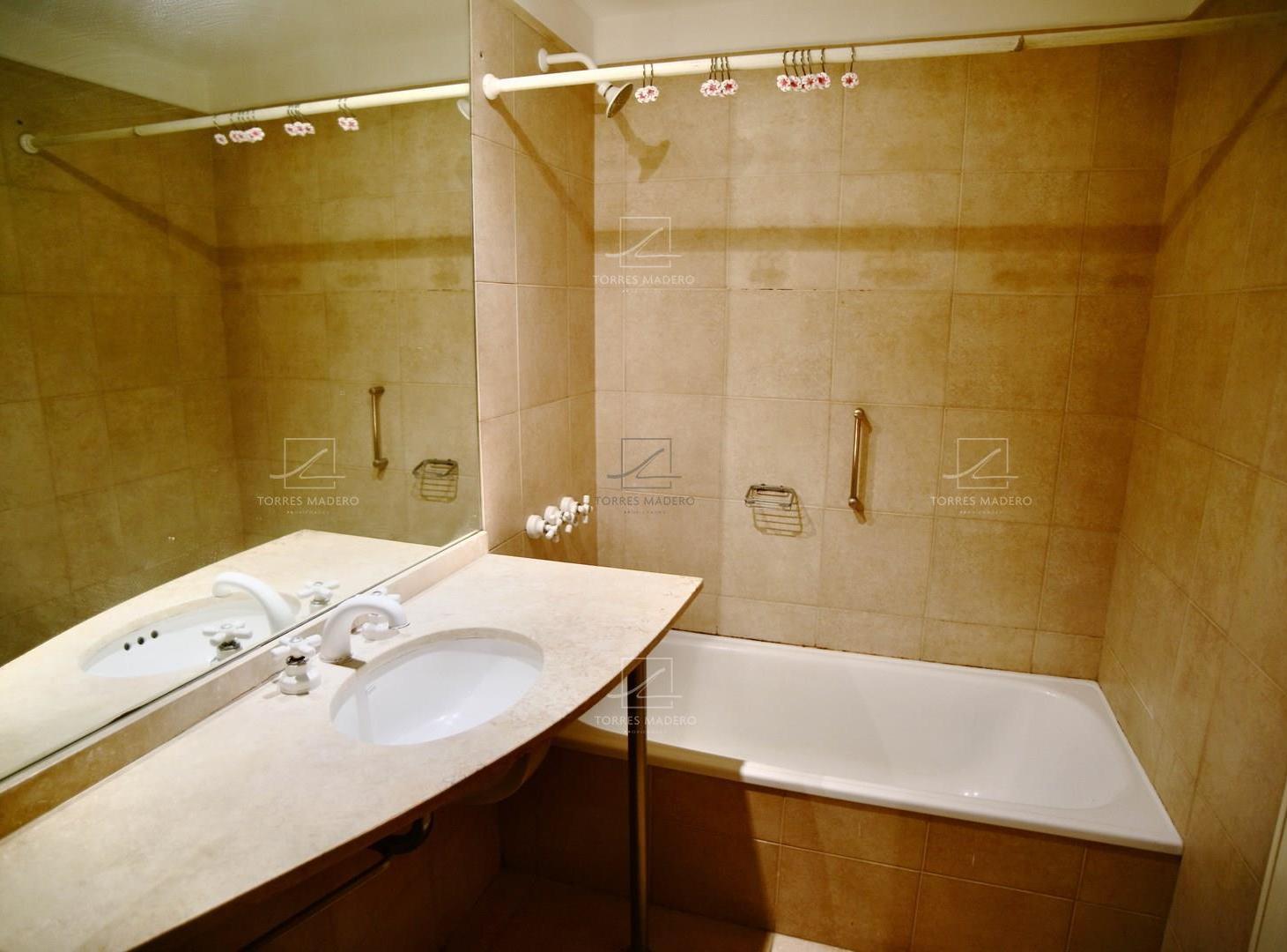 Foto de MADERO PLAZA - EXCELENTE DEPTO EN VENTA CON VISTA ABIERTA Y COCHERA., imagen 1