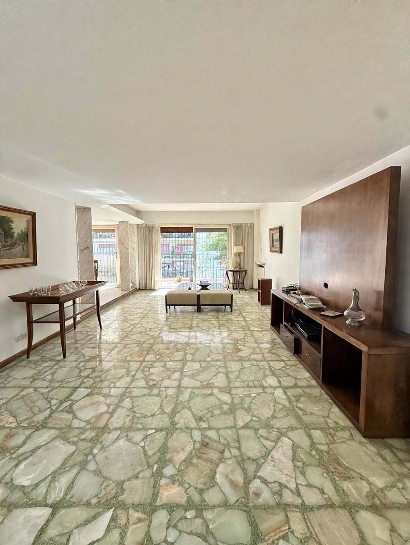 Foto de OPORTUNIDAD SEMIPISO DE 3 Y DEP EN VENTA EN BARRACAS CON COCHERA., imagen 1