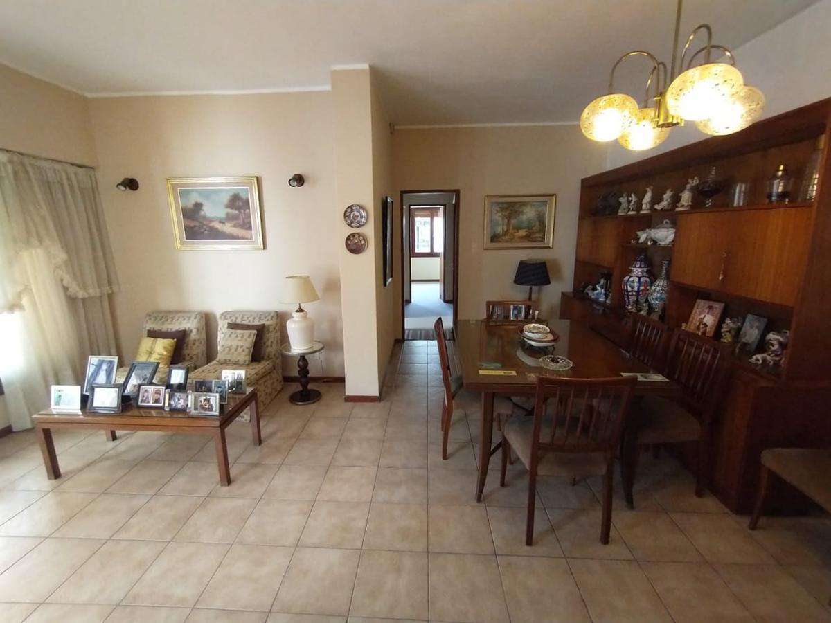 Impecable chalet con jardín en Morón Norte, excelente zona residencial.