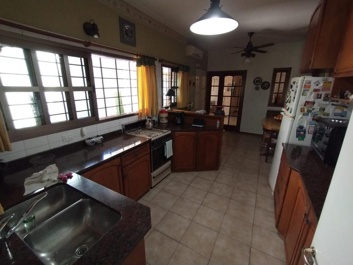 Foto de Impecable chalet con jardín en Morón Norte, excelente zona residencial., imagen 2