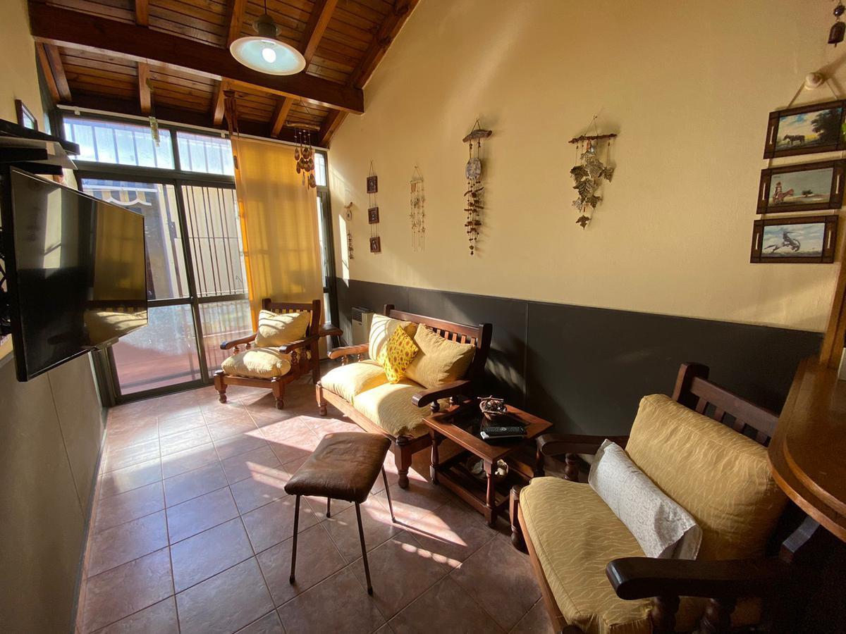 Foto de Casa estilo chalet en excelente ubicación en Morón, imagen 3