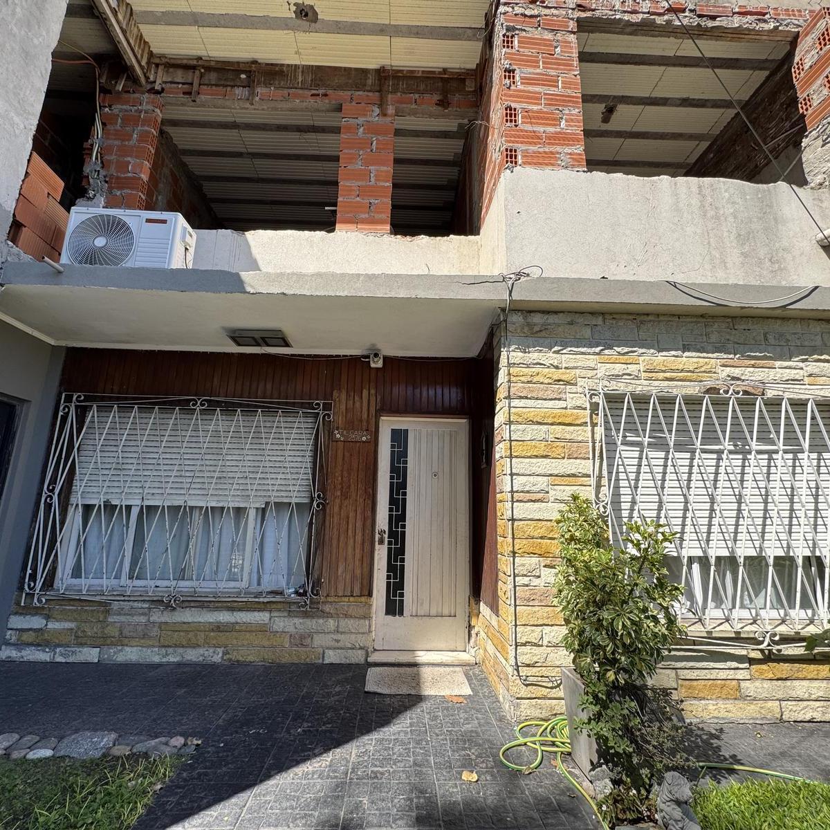 Casa de 3 ambientes con posibilidad de construir en Morón Sur