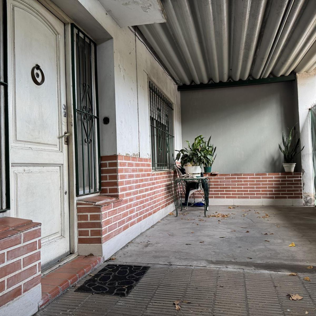 Casa de 4 ambientes con patio a 4 cuadras del centro de Morón