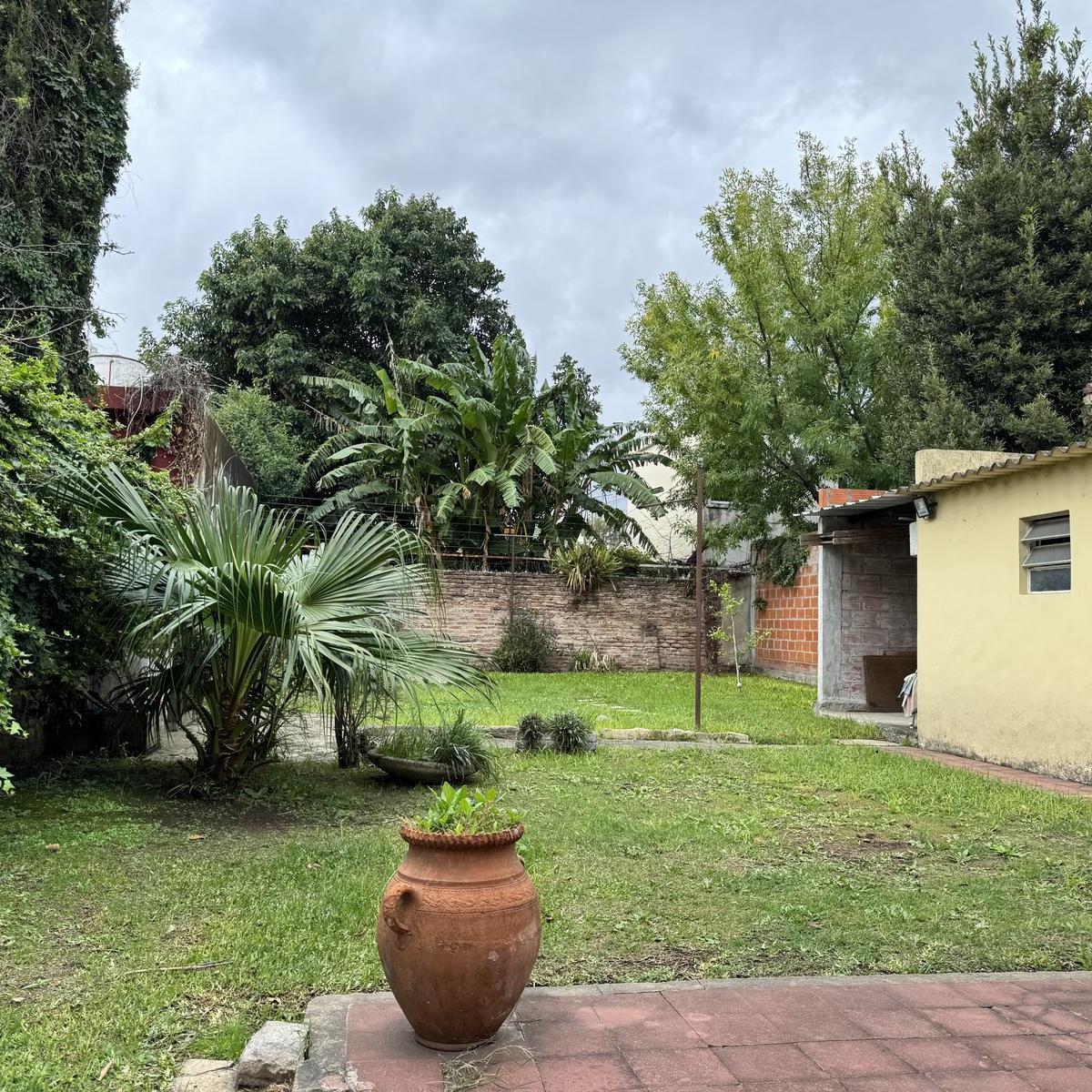 Casa de 3 ambientes con amplio parque cercano a Autopista