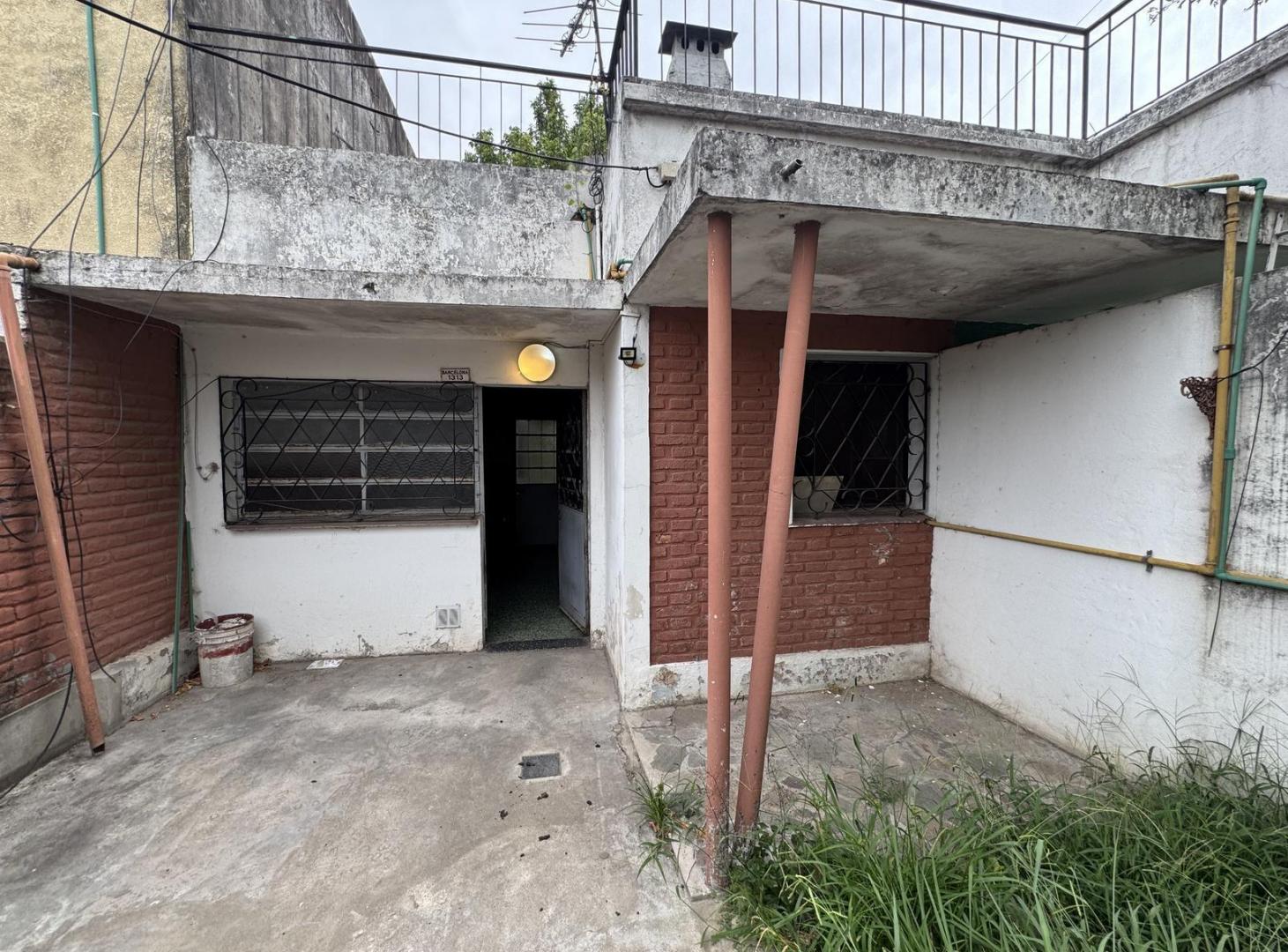 Terreno con 2 casas y jardín para refaccionar