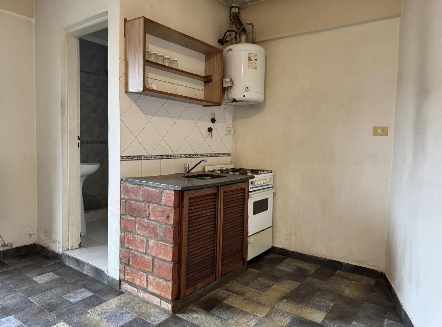 Departamento monoambiente en primer piso por escalera 4