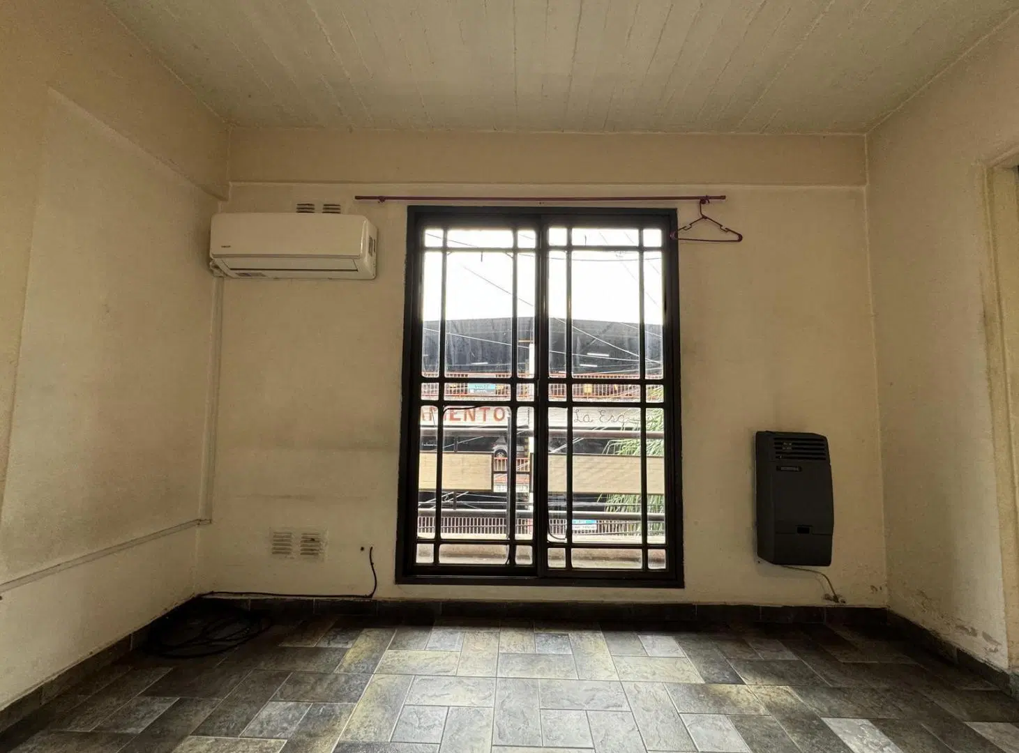 Departamento monoambiente en primer piso por escalera 2