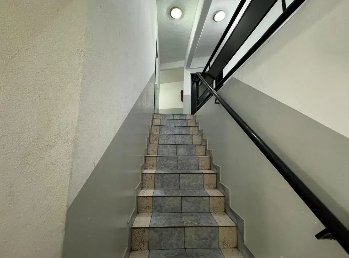 Departamento monoambiente en primer piso por escalera 3