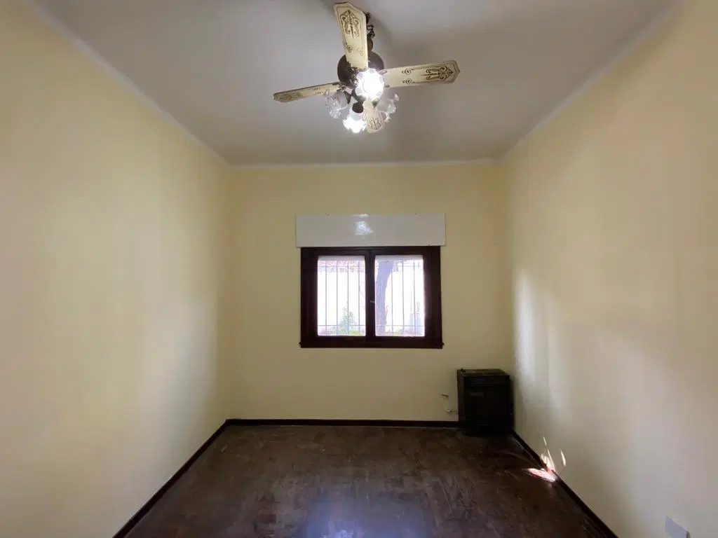 Casa 4 ambientes cercana a bajada de Acceso Oeste 1