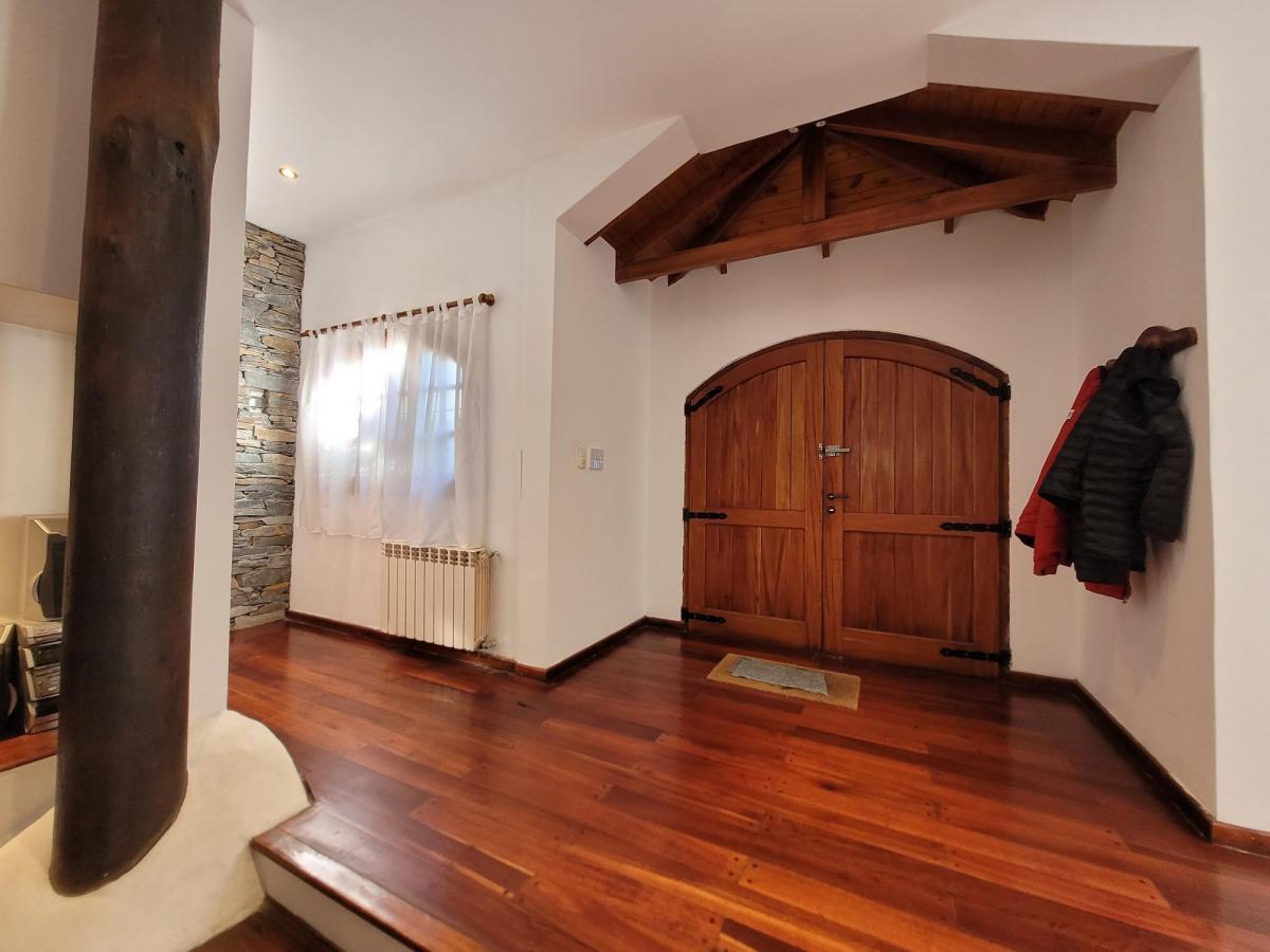 Foto de Chalet de estilo colonial en Barrio Las Farolas (Parque Luro), imagen 3