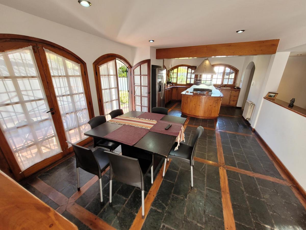 Foto de Chalet de estilo colonial en Barrio Las Farolas (Parque Luro), imagen 4
