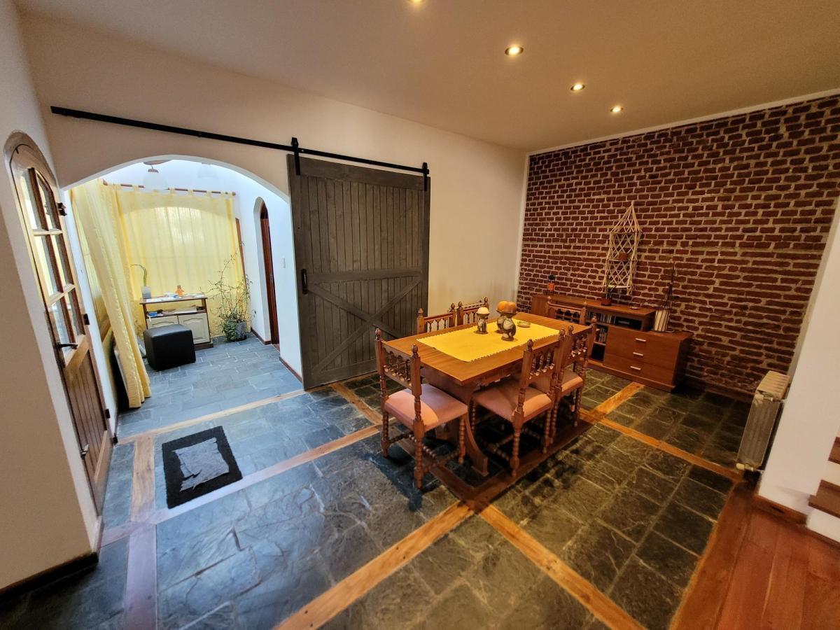 Foto de Chalet de estilo colonial en Barrio Las Farolas (Parque Luro), imagen 2