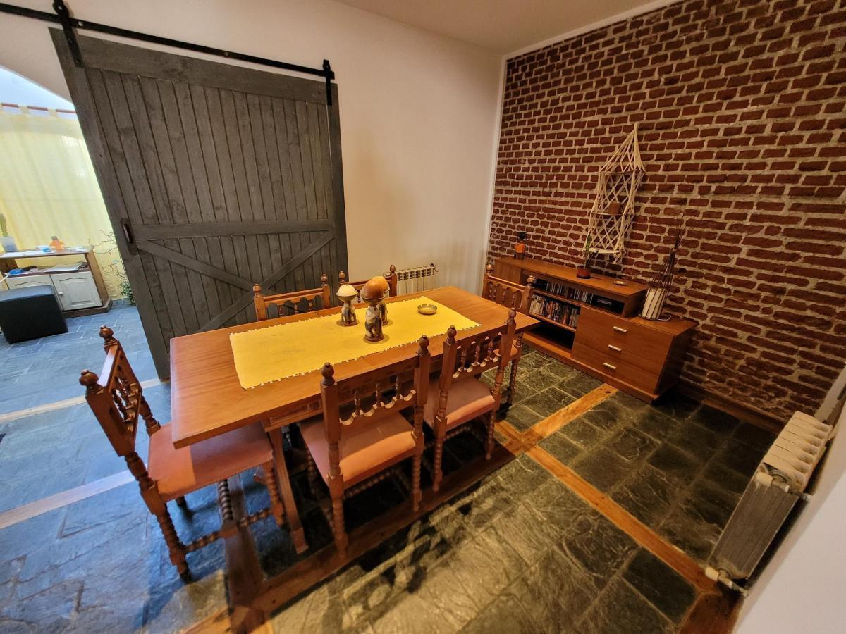 Chalet de estilo colonial en Barrio Las Farolas (Parque Luro)