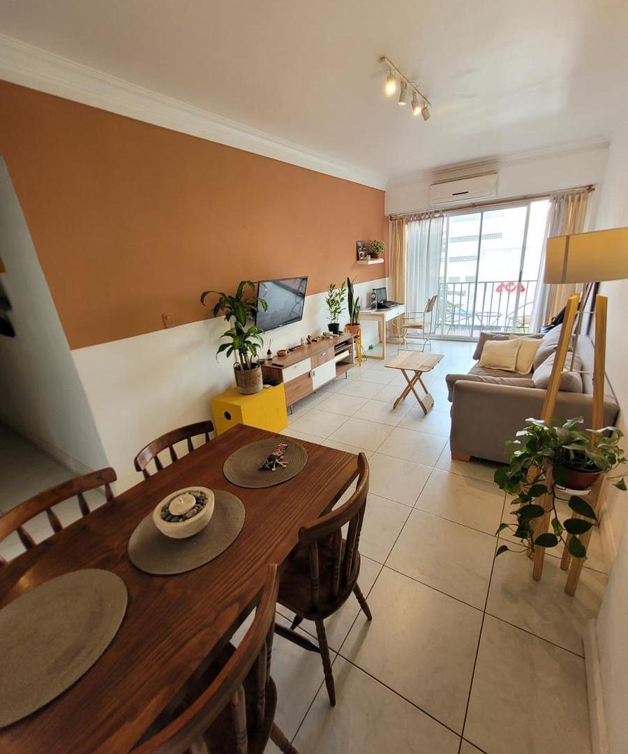 Departamento de 2 Ambientes con dependencia de servicio totalmente reciclado, con balcon sobre Av. C
