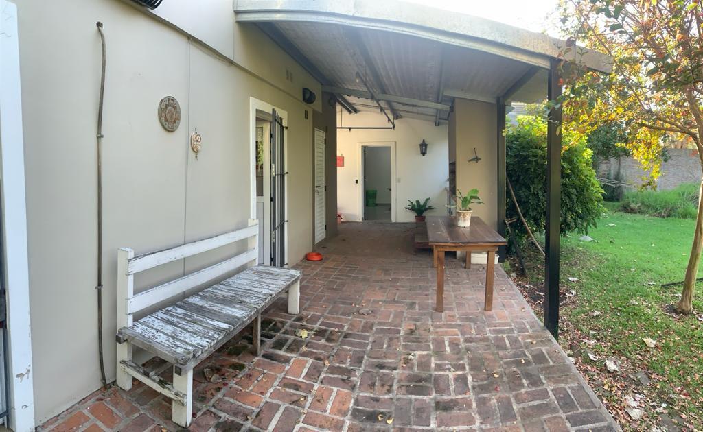Casa - Venta - 4 Amb C/cochera - 1750 m² - Berazategui 2