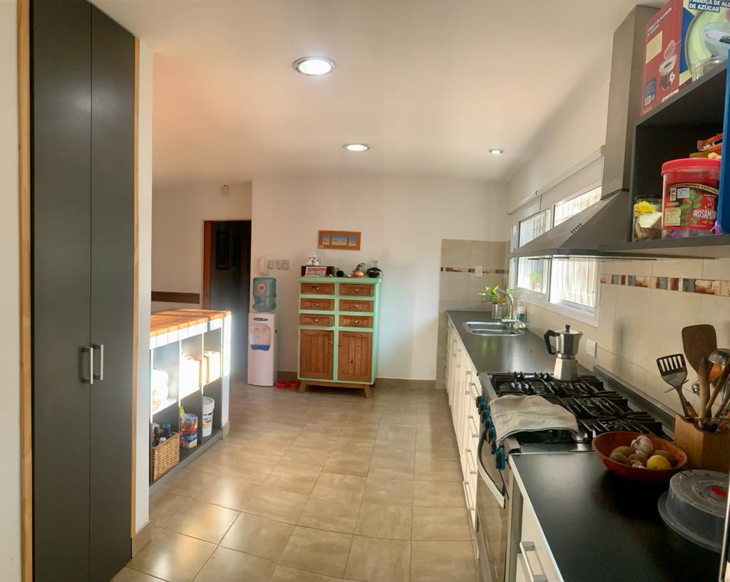 Casa - Venta - 4 Amb C/cochera - 1750 m² - Berazategui 3